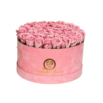 Σύνθεση με χειροποίητα ροζ τριαντάφυλλα από σαπούνι σε Βελούδινη Καπελιέρα